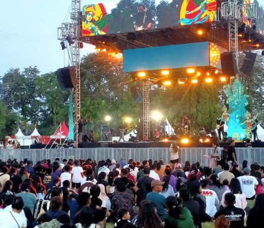 Antusias Saksikan D’Youth 6.0, Masyarakat Tumpah Ruah di Lapangan Puputan