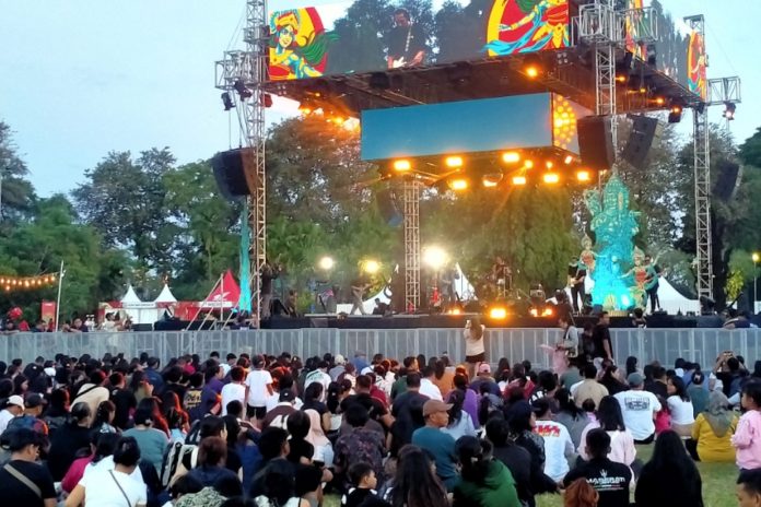 Antusias Saksikan D'Youth 6.0, Masyarakat Tumpah Ruah Di Lapangan Puputan 1