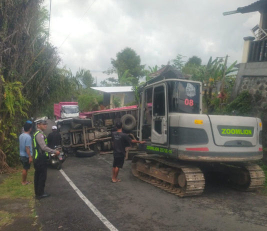 As Belakang Patah, Truk Pengangkut Galian C Terguling di Persimpangan Besakih
