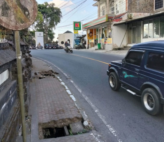 Banyak Jebol, Trotoar di Penelokan Tak Kunjung Diperbaiki