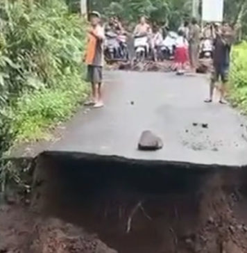 Bendungan Irigasi Jebol, Jembatan Penghubung Banyucampah-Kebung Putus
