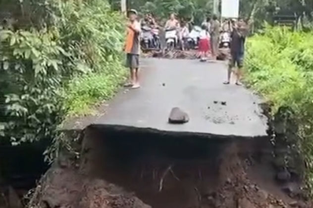 Bendungan Irigasi Jebol, Jembatan Penghubung Banyucampah Kebung Putus 1