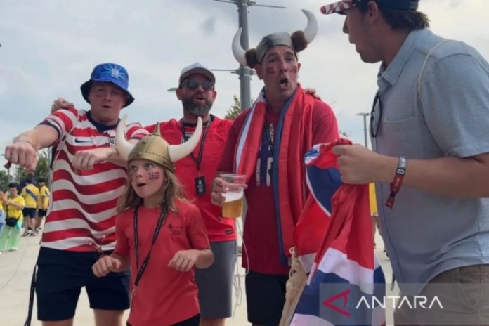 Berhasil Singkirkan Brasil, Suporter Norwegia Lakukan 'Viking Row' 1