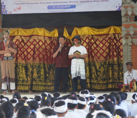 BNNK Gianyar dan Kemenag Edukasi Siswa Baru akan Bahaya Narkoba Lewat Seni Bondres