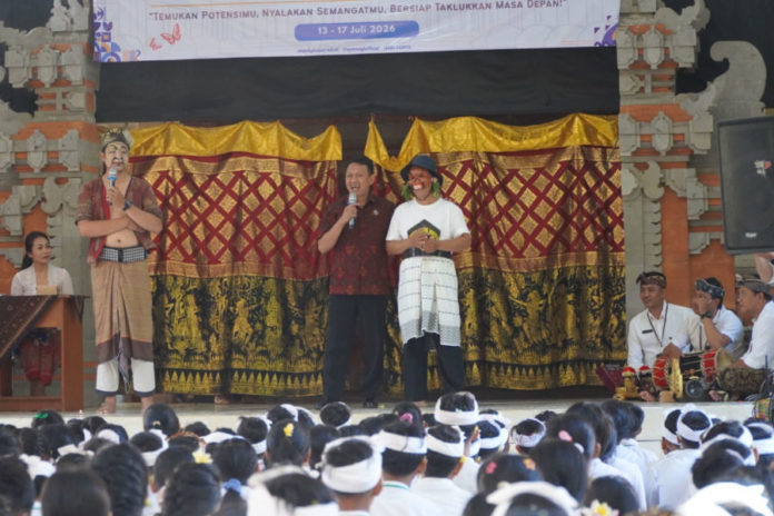 BNNK Gianyar Dan Kemenag Edukasi Siswa Baru Akan Bahaya Narkoba Lewat Seni Bondres 1