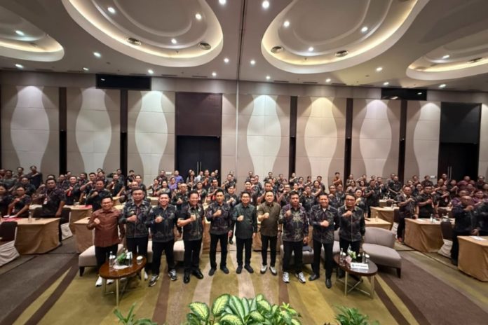 Bupati Adi Arnawa Tutup Bimtek Pengelolaan Keuangan Desa 1