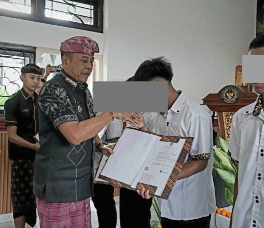 Bupati Gus Par Serahkan Remisi Lima Anak Binaan LPKA Karangasem