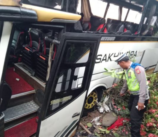 Bus Tabrak Pemotor di Melaya, Satu Orang Luka Berat