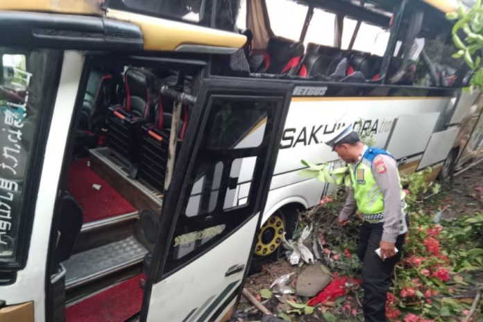 Bus Tabrak Pemotor Di Melaya, Satu Orang Luka Berat 1