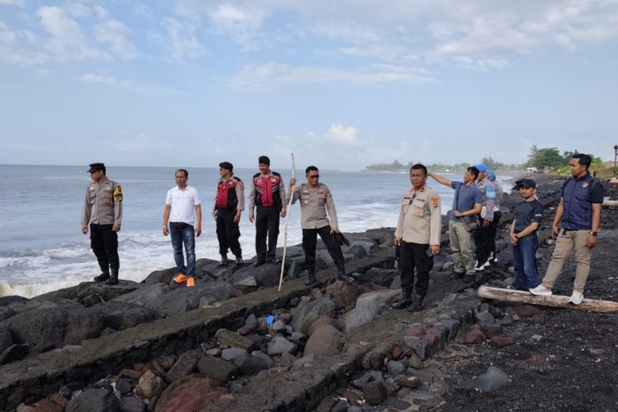 Cari Nelayan Hilang Yang Perahunya Terdampar Di Saba, Tim Gabungan Sisir Pantai Siyut Lebih 1