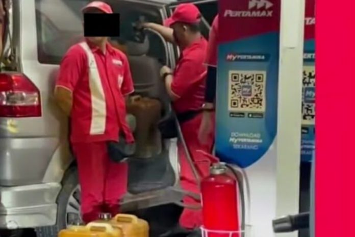 Dikeluhkan Dan Viral, Antrean Mengular Di SPBU Jimbaran Buntut Isi 30 Jerigen Pertamax 1