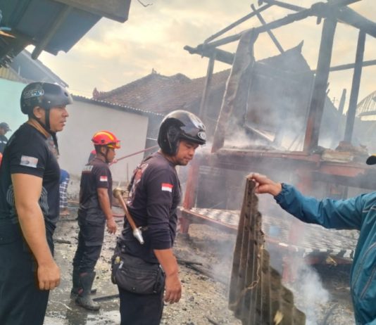Ditinggal ‘Makemit’, Dua Bangunan Penyimpanan Gabah di Lokapaksa Ludes Terbakar