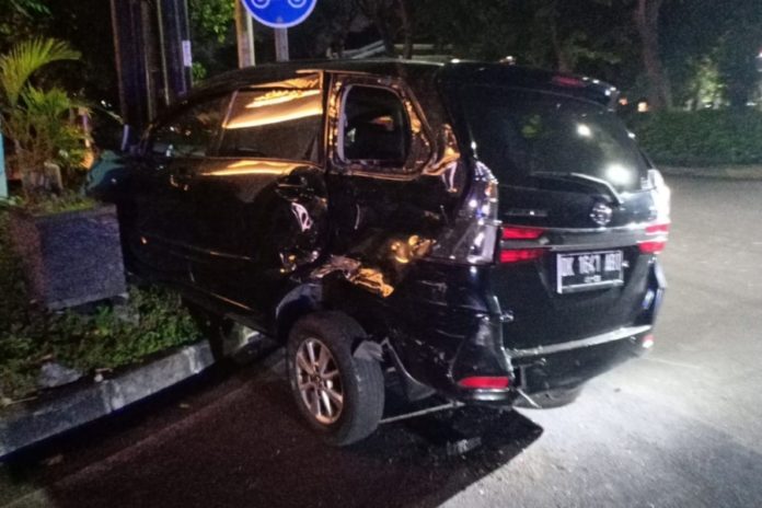 Dua Mobil Tabrakan Di Renon, Sejumlah Orang Cedera 1