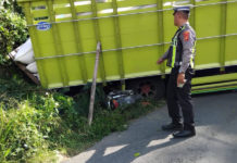 Gagal Nanjak, Truk Muatan Jagung Tabrak Motor di Undisan