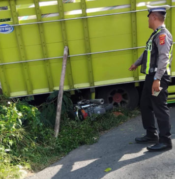Gagal Nanjak, Truk Muatan Jagung Tabrak Motor di Undisan