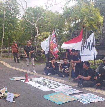 ‘Grubug Agung’ Ingatkan Kondisi Tidak Baik-baik Saja, Massa Desak Moratorium Pariwisata Bali