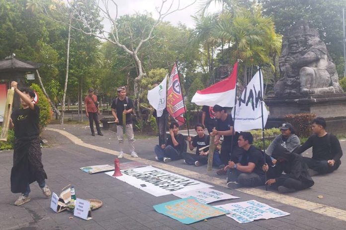 'Grubug Agung' Ingatkan Kondisi Tidak Baik Baik Saja, Massa Desak Moratorium Pariwisata Bali 1