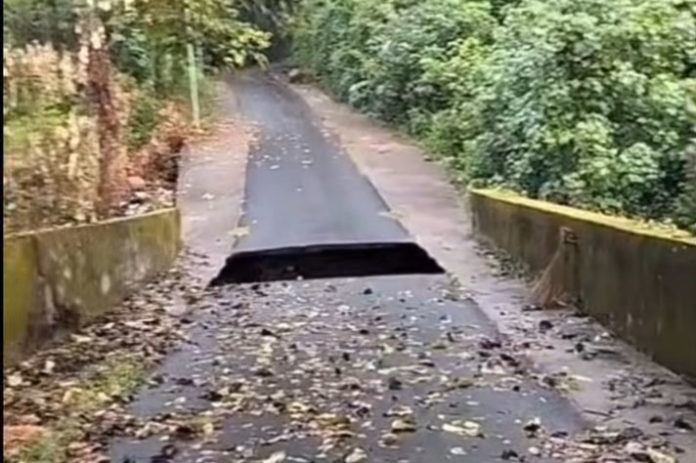 Hujan Deras, Akses Jembatan Menuju Pura Dalem Desa Adat Subagan Jebol 1