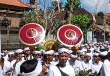 Jelang Tawur Agung di Desa Kemenuh, Ratusan Warga Ikuti Prosesi Mendak Pangrajeg