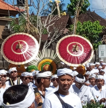 Jelang Tawur Agung di Desa Kemenuh, Ratusan Warga Ikuti Prosesi Mendak Pangrajeg