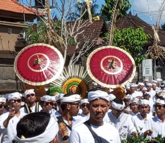 Jelang Tawur Agung di Desa Kemenuh, Ratusan Warga Ikuti Prosesi Mendak Pangrajeg