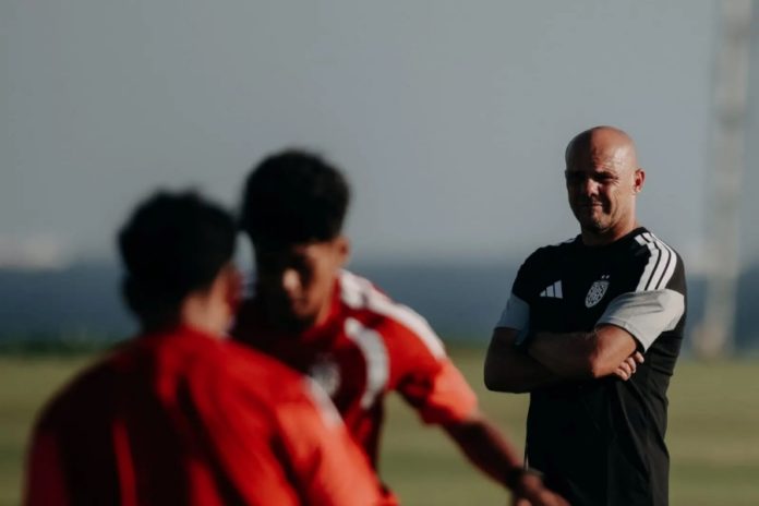 Johnny Jansen Targetkan Bali United Masuk Lima Besar Super League 2026/27 1