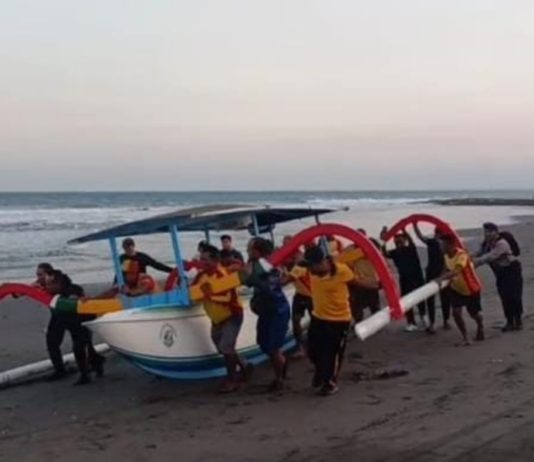 Jukung Terdampar Tanpa Awak di Pantai Saba, Pemancing Asal Gianyar Diduga Hilang Terseret Arus