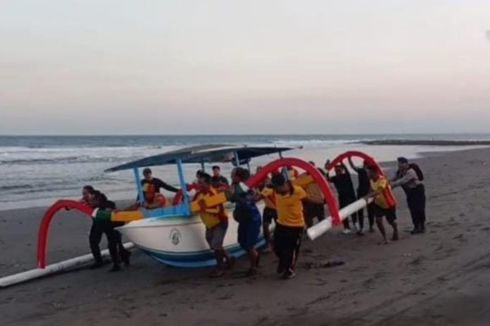Jukung Terdampar Tanpa Awak Di Pantai Saba, Pemancing Asal Gianyar Diduga Hilang Terseret Arus 1