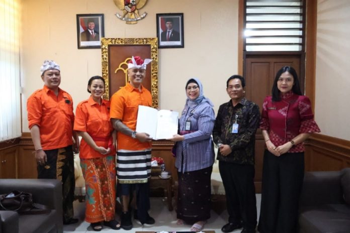 Kanwil Kemenkum Bali Serahkan SKT Partai Gerakan Rakyat 1