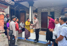 Kapolsek Gianyar Serahkan Tali Asih ke Keluarga Nelayan Hilang