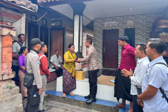 Kapolsek Gianyar Serahkan Tali Asih Ke Keluarga Nelayan Hilang 1
