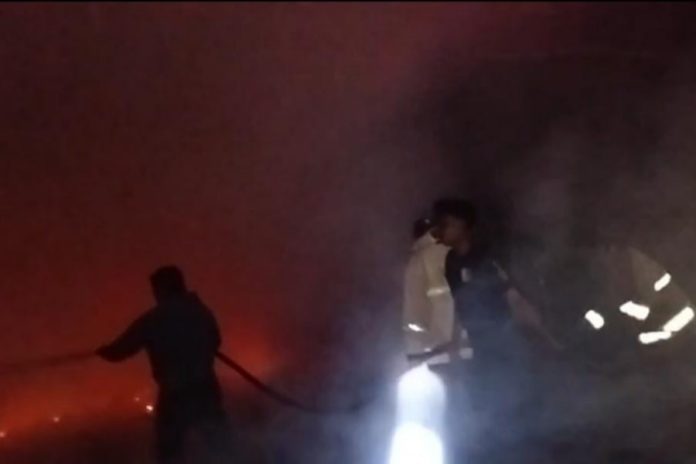 Kebakaran Landa TPST Tejakula, Tumpukan Sampah Seluas 10 Are Hangus 1