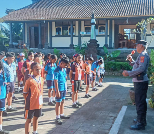 Polsek Tegallalang Latih LKBB Siswa Baru SMPN 4 Tegallalang Saat MPLS