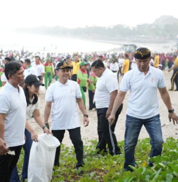 Kejati Bali Gelar Bazar Layanan Publik, Ditandai Pelepasan Puluhan Tukik dan Bersih Pantai