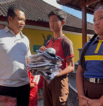 Kembang – Ipat Salurkan Ratusan Seragam bagi Siswa Kurang Mampu