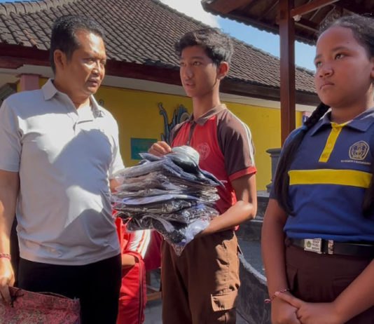 Kembang – Ipat Salurkan Ratusan Seragam bagi Siswa Kurang Mampu