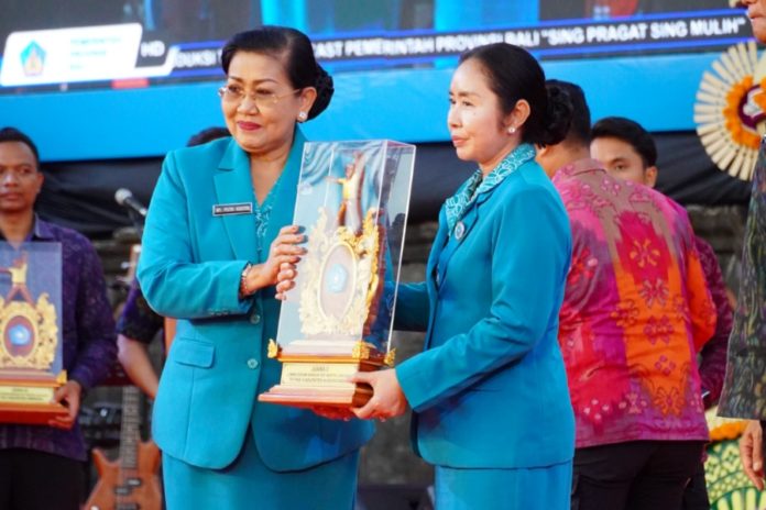 Kontingen Karangasem Raih Juara II Lomba Senam, Ny. Mas Parwata Hadiri Puncak HKG PKK Ke 54 Provinsi Bali 1