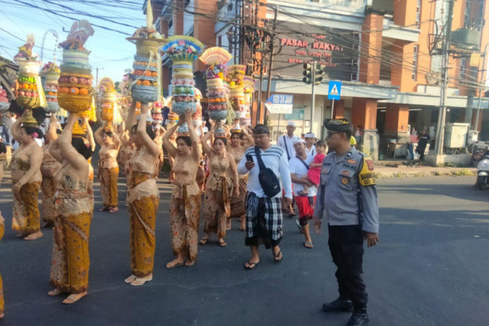 Krama Adat Bitera Gelar Tradisi “Maprani” 1