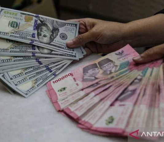 Laporan Fitch Ratings Picu Melemahnya Kurs Rupiah, Hampir Sentuh Rp18.000