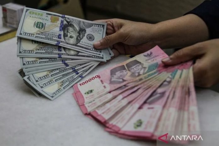 Laporan Fitch Ratings Picu Melemahnya Kurs Rupiah, Hampir Sentuh Rp18.000 1