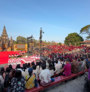 ‘Lautan’ Almamater Penuhi Ardha Candra, 13.244 Mahasiswa Bersiap Wujudkan Desa Kerthi Bali Sejahtera