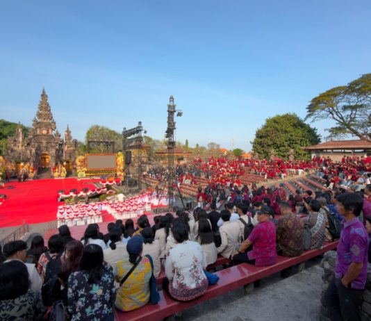 ‘Lautan’ Almamater Penuhi Ardha Candra, 13.244 Mahasiswa Bersiap Wujudkan Desa Kerthi Bali Sejahtera