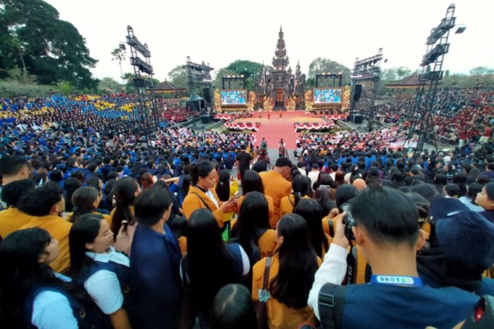 'Lautan' Almamater Penuhi Ardha Candra, 13.244 Mahasiswa Bersiap Wujudkan Desa Kerthi Bali Sejahtera 1