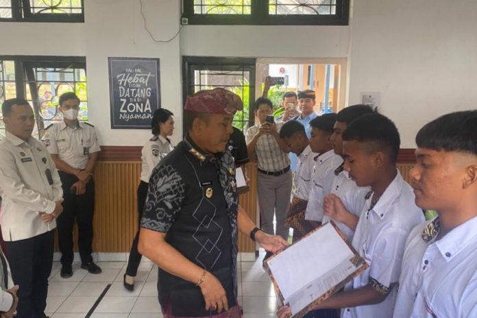 Lima Anak Binaan LPKA Karangasem Terima Remisi Rangkaian Hari Anak Nasional 2026 1