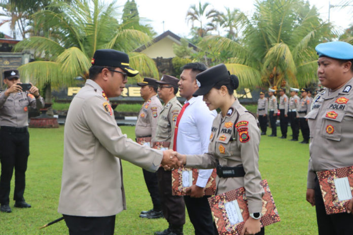 Lima Anggota Polres Bangli Terima Penghargaan 1