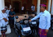 Majelis Alit Sembilan Kecamatan di Buleleng Terima Bantuan Motor Operasional