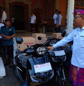Majelis Alit Sembilan Kecamatan di Buleleng Terima Bantuan Motor Operasional