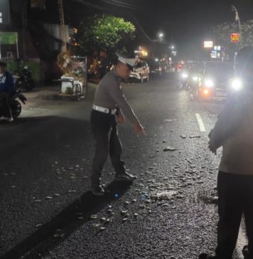 Mobil Keluar dari Parkiran Tabrak Motor di Seririt, Seorang Wanita Tewas