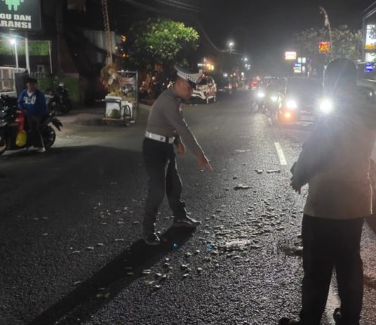 Mobil Keluar dari Parkiran Tabrak Motor di Seririt, Seorang Wanita Tewas