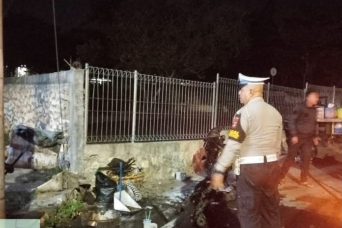 Motor Penjual Bakso Keliling Terbakar Di Jalan Kampus Unud Jimbaran 1